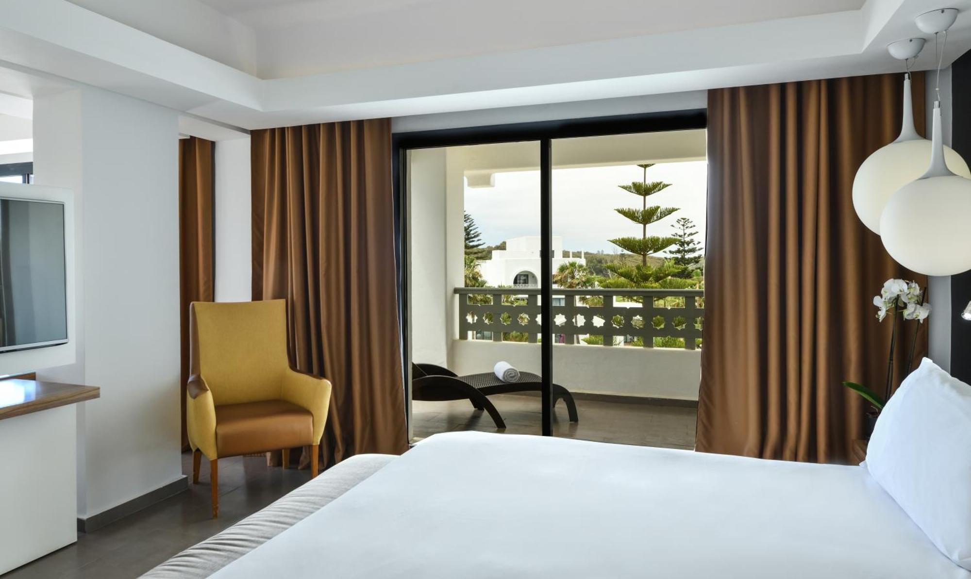 Pullman Mazagan Royal Golf & Spa El Jadida Buitenkant foto A bedroom with a sliding door