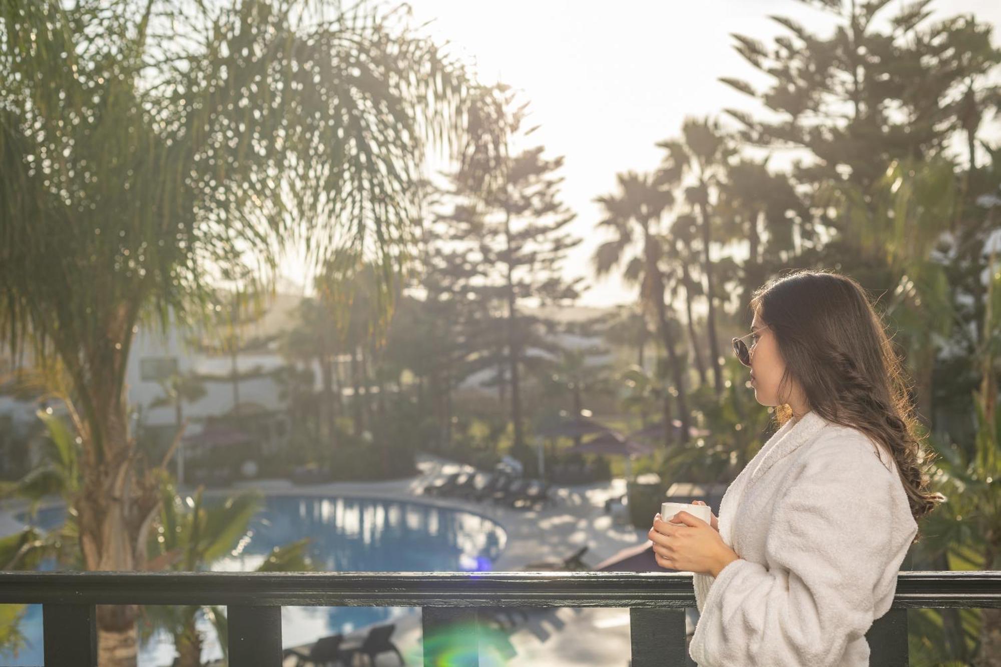 Pullman Mazagan Royal Golf & Spa El Jadida Buitenkant foto A woman wearing a bathrobe