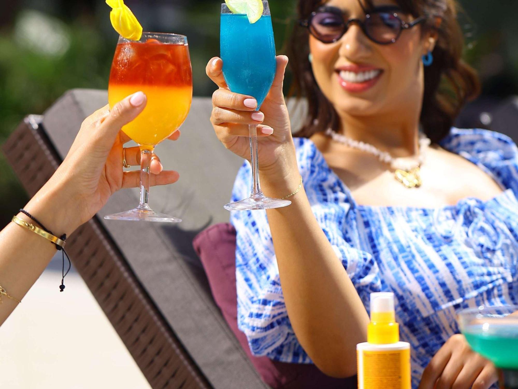 Pullman Mazagan Royal Golf & Spa El Jadida Buitenkant foto A woman drinking cocktails